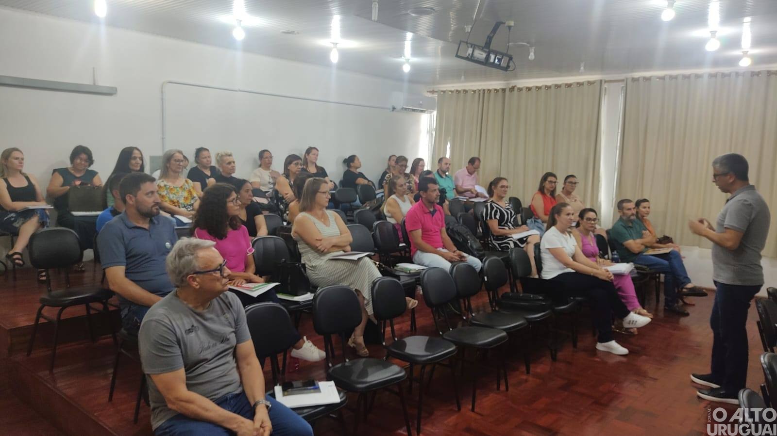 Formação para diretores é promovida pela 20ª CRE