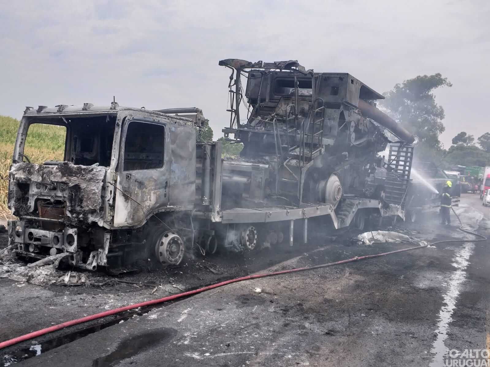 Caminhão incendeia na BR-386 em Seberi
