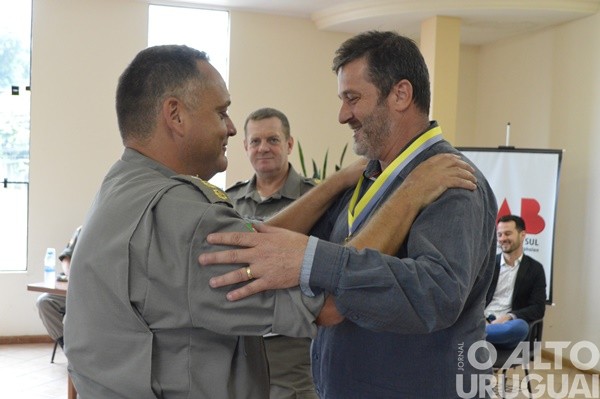 Autoridades são homenageadas pelo 37º BPM