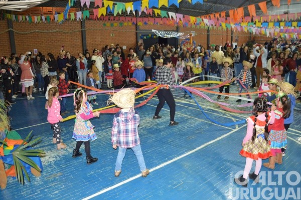 Festa Junina da Escola Irmã Odila Lehnen reúne comunidade em noite de alegria e tradição