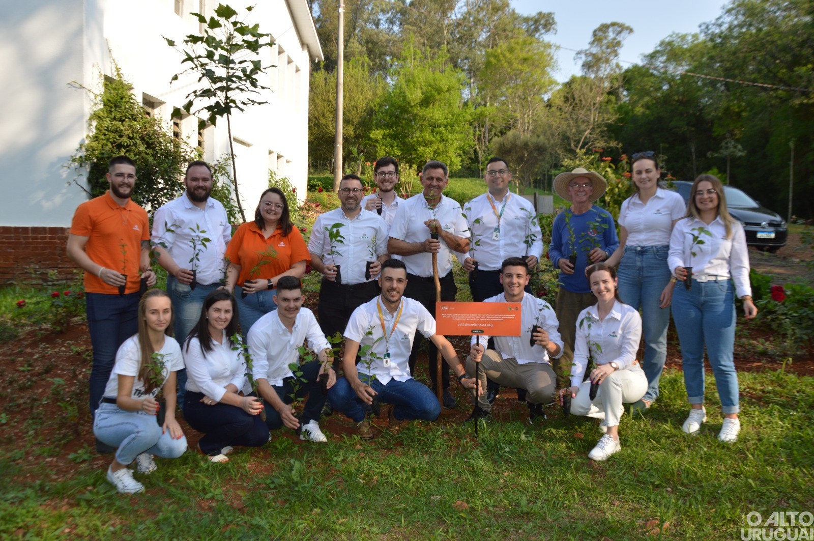 Cresol Raiz realiza ação simbólica com plantio de árvores em FW
