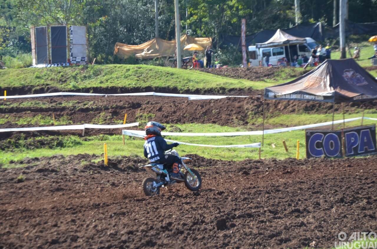 Pilotos do RS e SC disputam provas de velocross em Taquaruçu do Sul