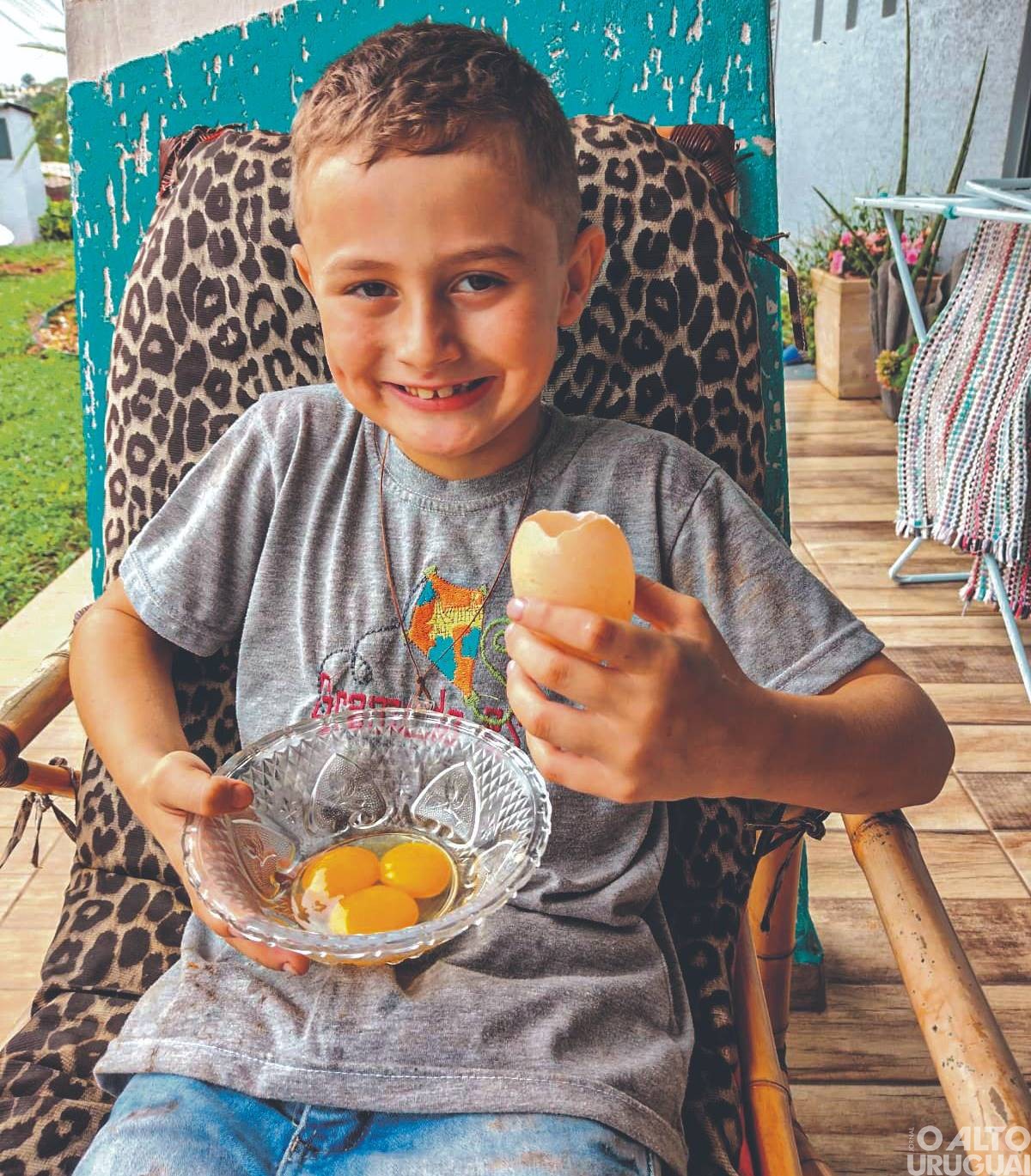 Jovem seberiense encontra ovo com três gemas