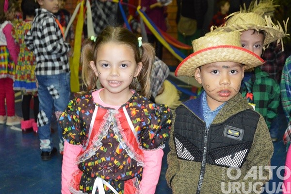 Festa Junina da Escola Irmã Odila Lehnen reúne comunidade em noite de alegria e tradição
