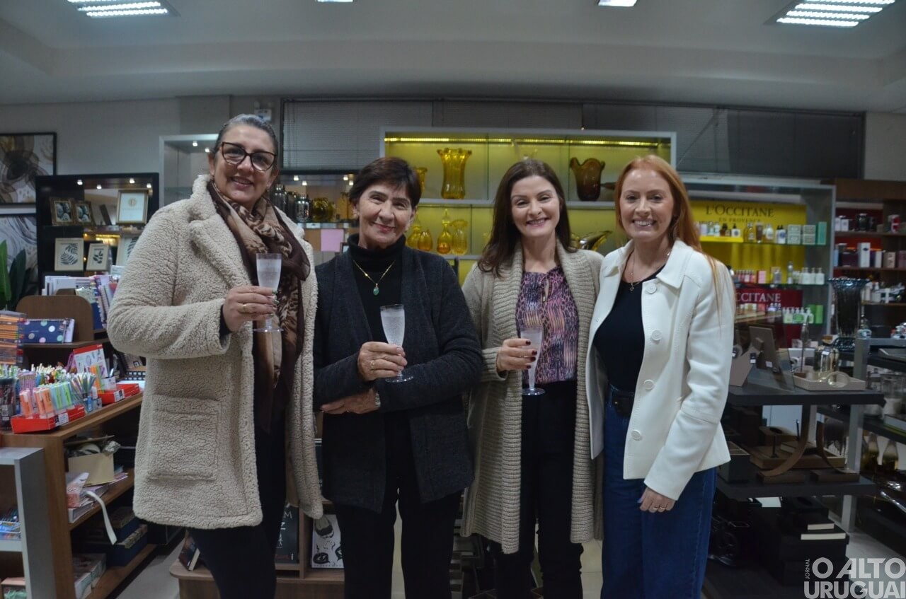 Professor Roberto Franciscatto lança livro pela Vitrola Editora