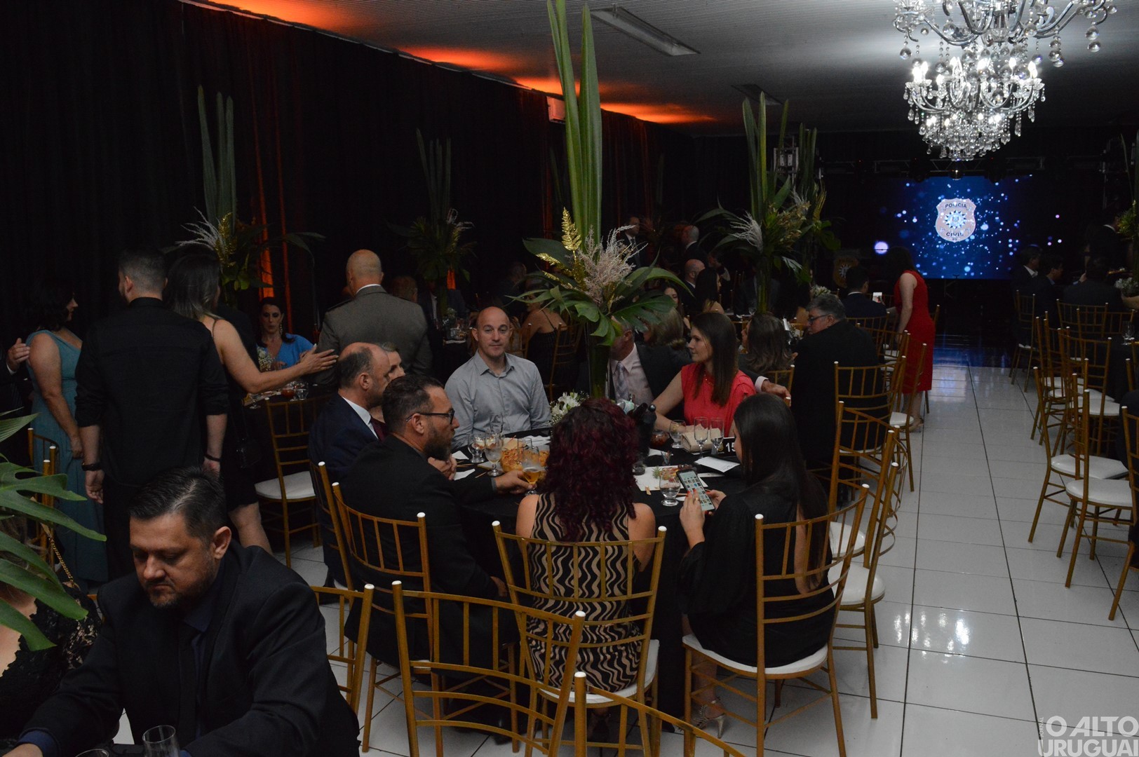 Baile Golden Night homenageia parceiros da Polícia Civil