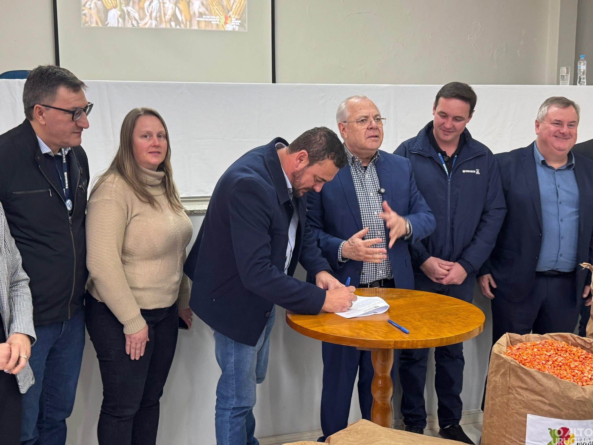 Erval Seco recebe 700 sacas de milho do Programa Milho 100%