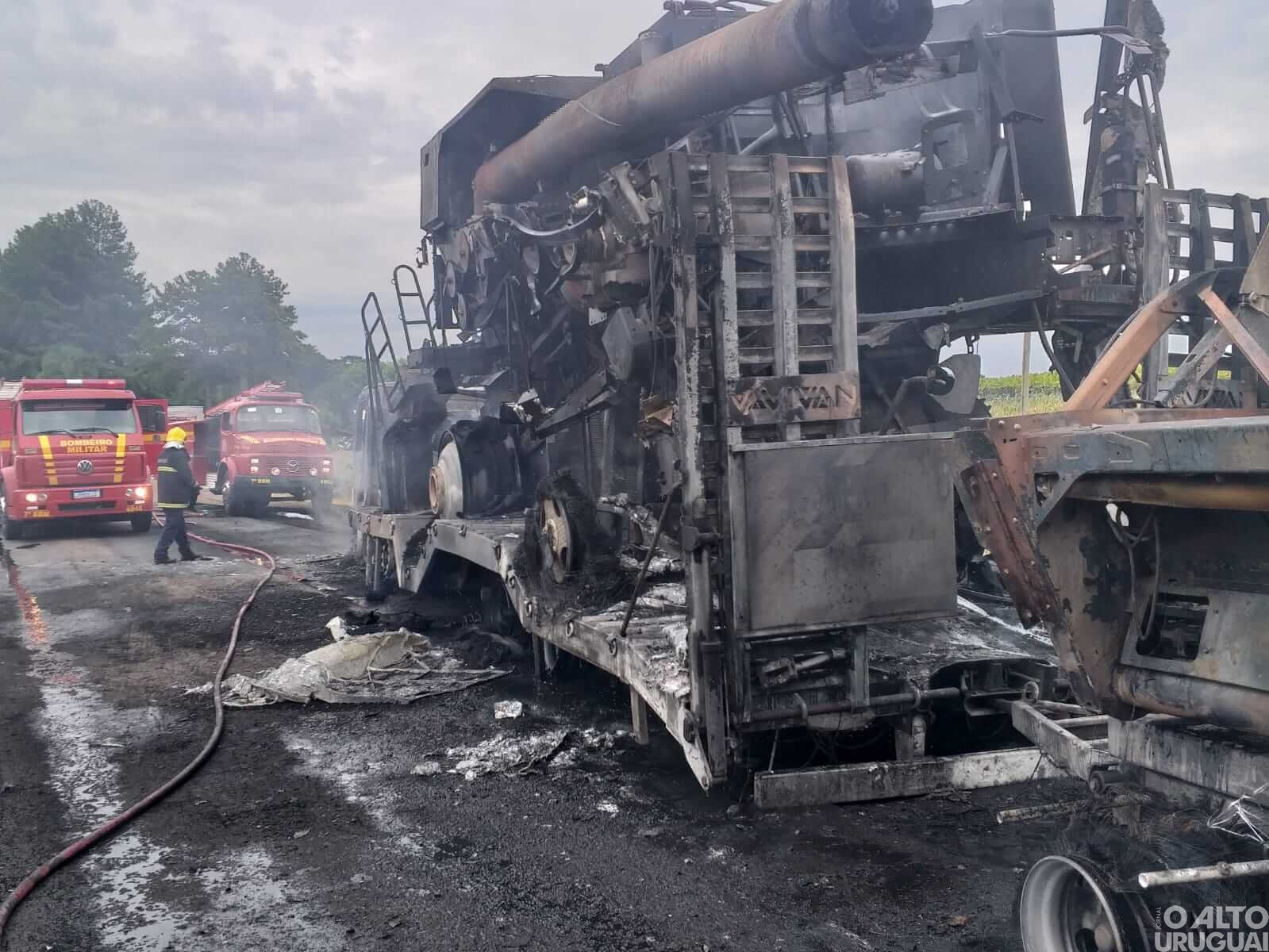 Caminhão incendeia na BR-386 em Seberi