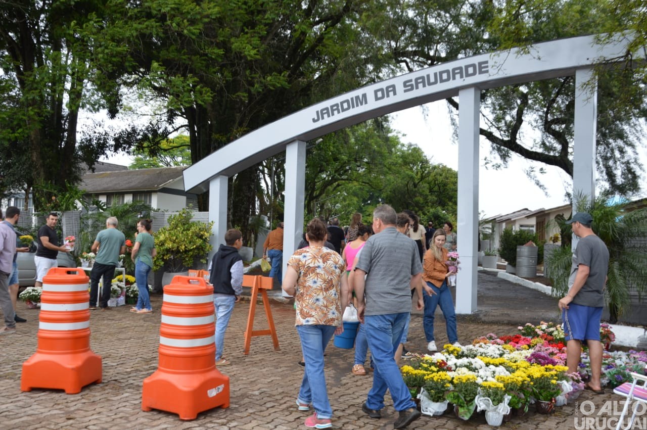Centenas de pessoas homenageiam entes falecidos neste Dia de Finados