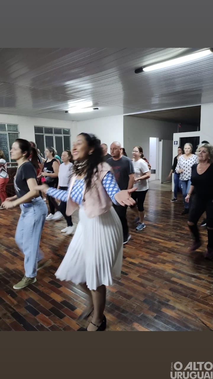 Curso de dança de ritmos reúne dezenas de alunos em FW
