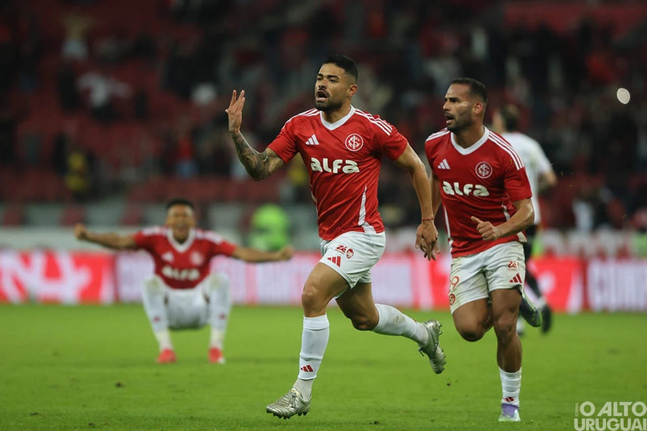 Inter vence e sai da zona de rebaixamento do Brasileirão