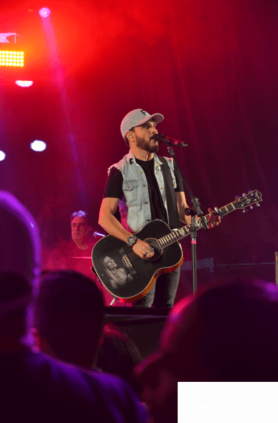 Zezé Di Camargo e Luciano animam público na segunda noite da Expofred 2022