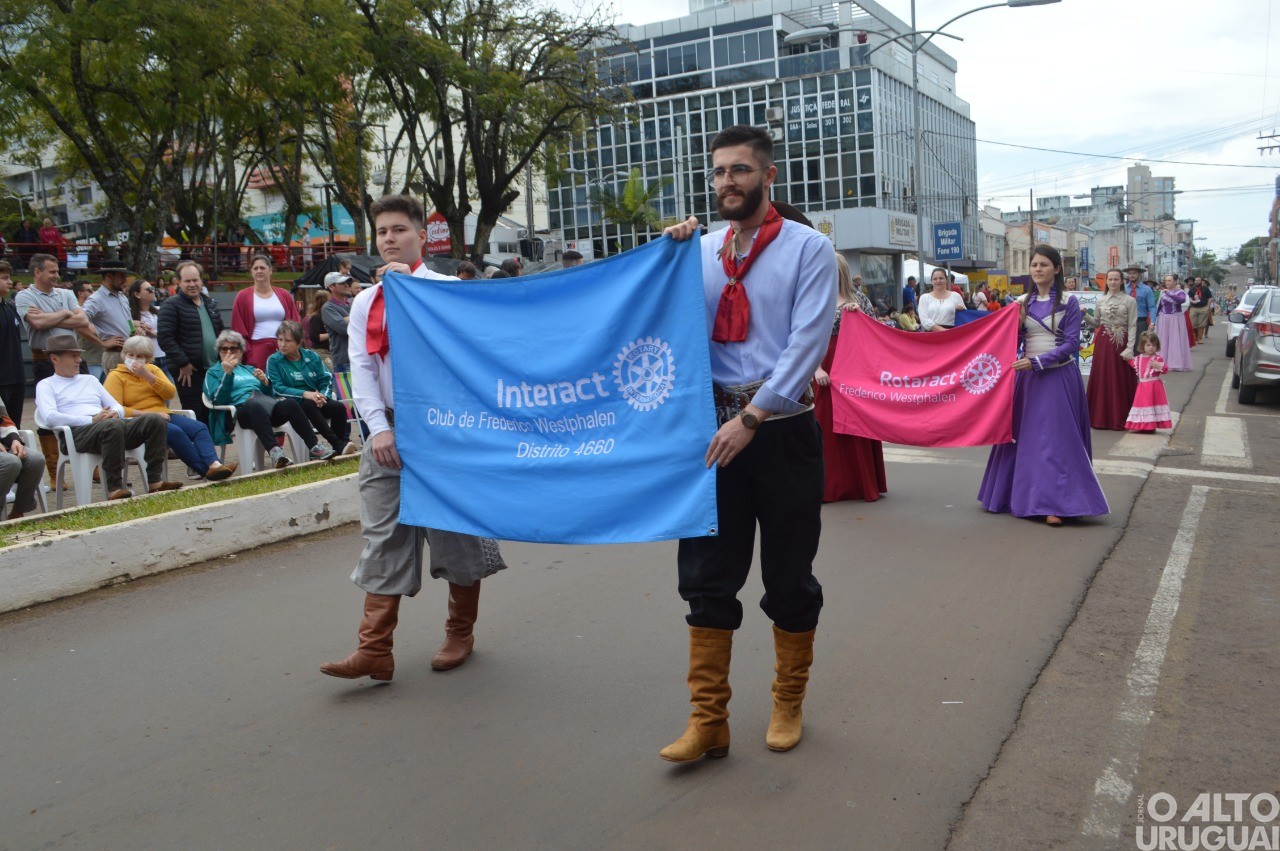 Desfile Farroupilha encerra festejos de FW