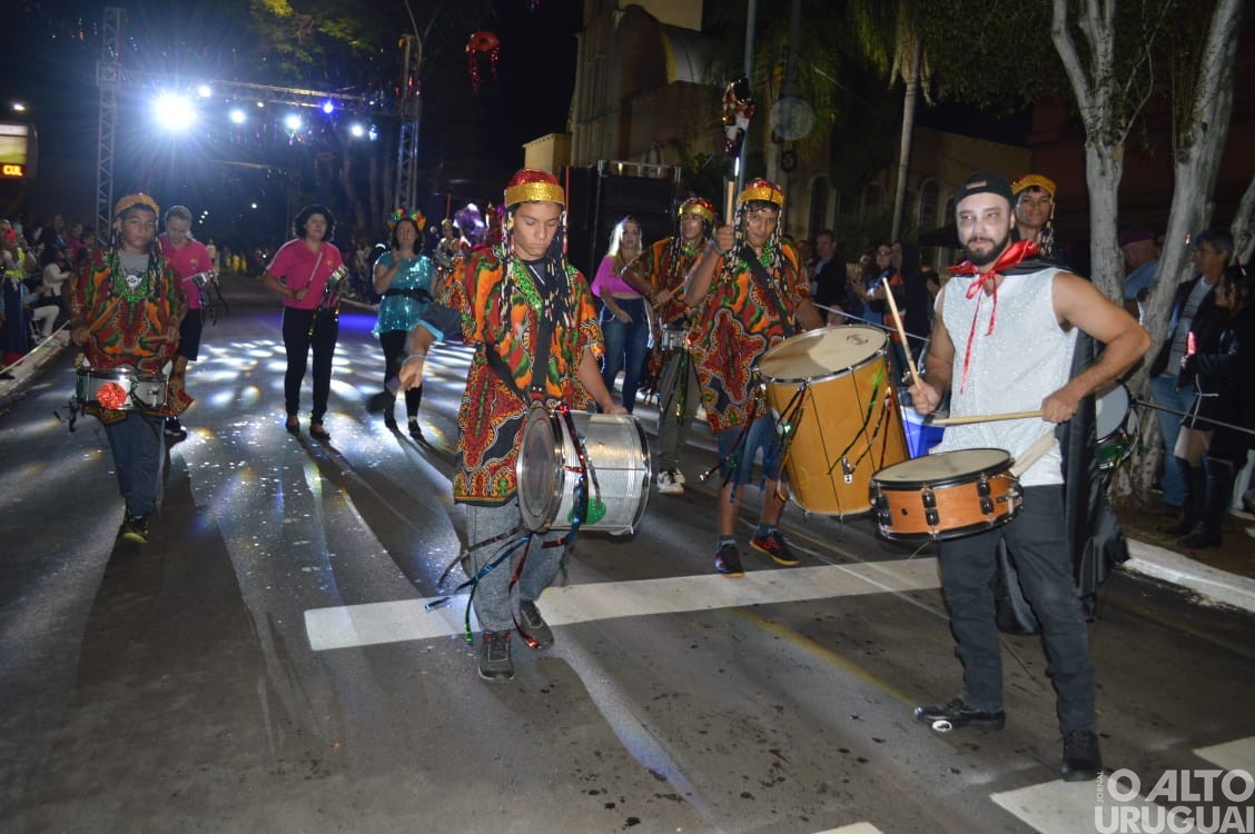 Desfile de rua do Carnaval Regional de Iraí reúne grande público