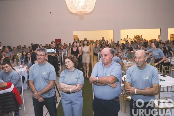 Colaboradores da Cotrifred recebem homenagem