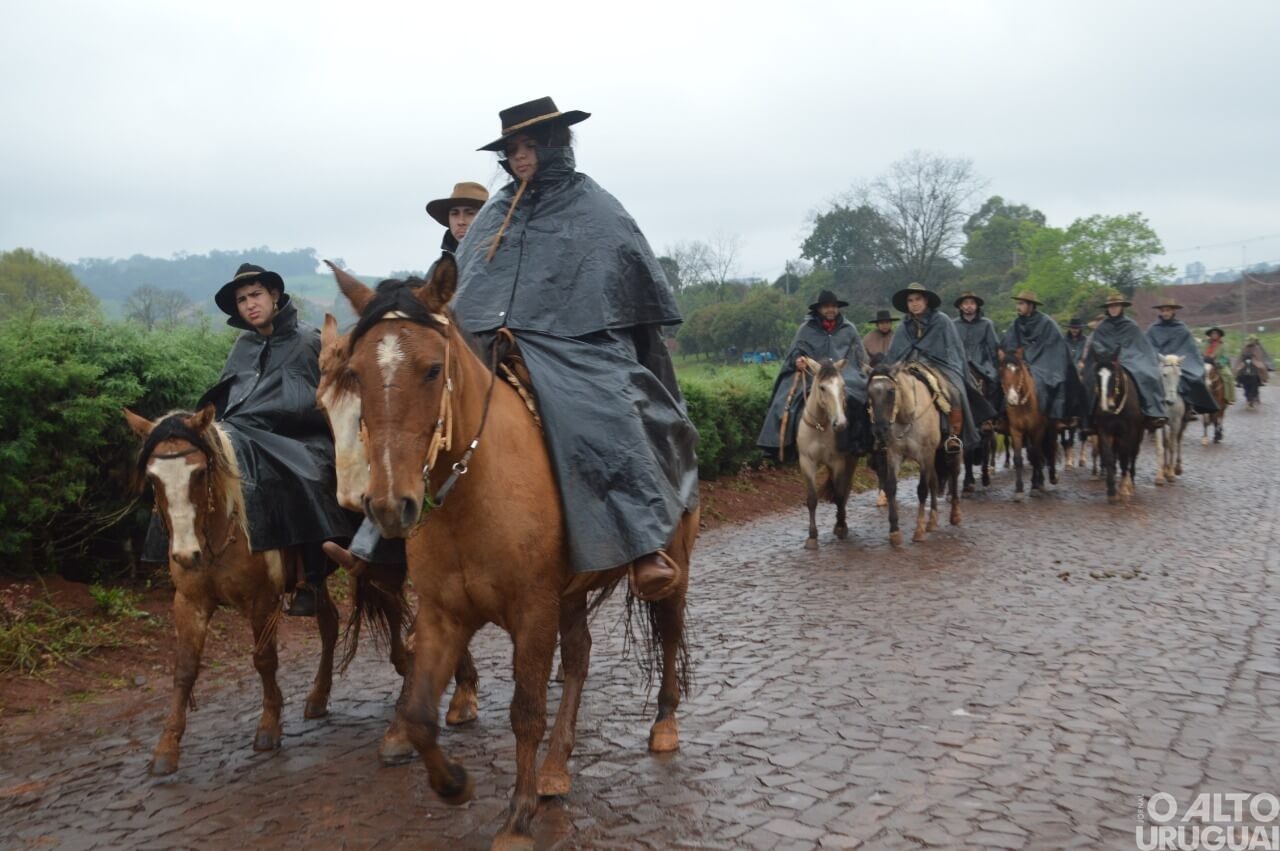 Iraí a Erval Seco: cavalarianos do 30º Bate-Casco passam por FW