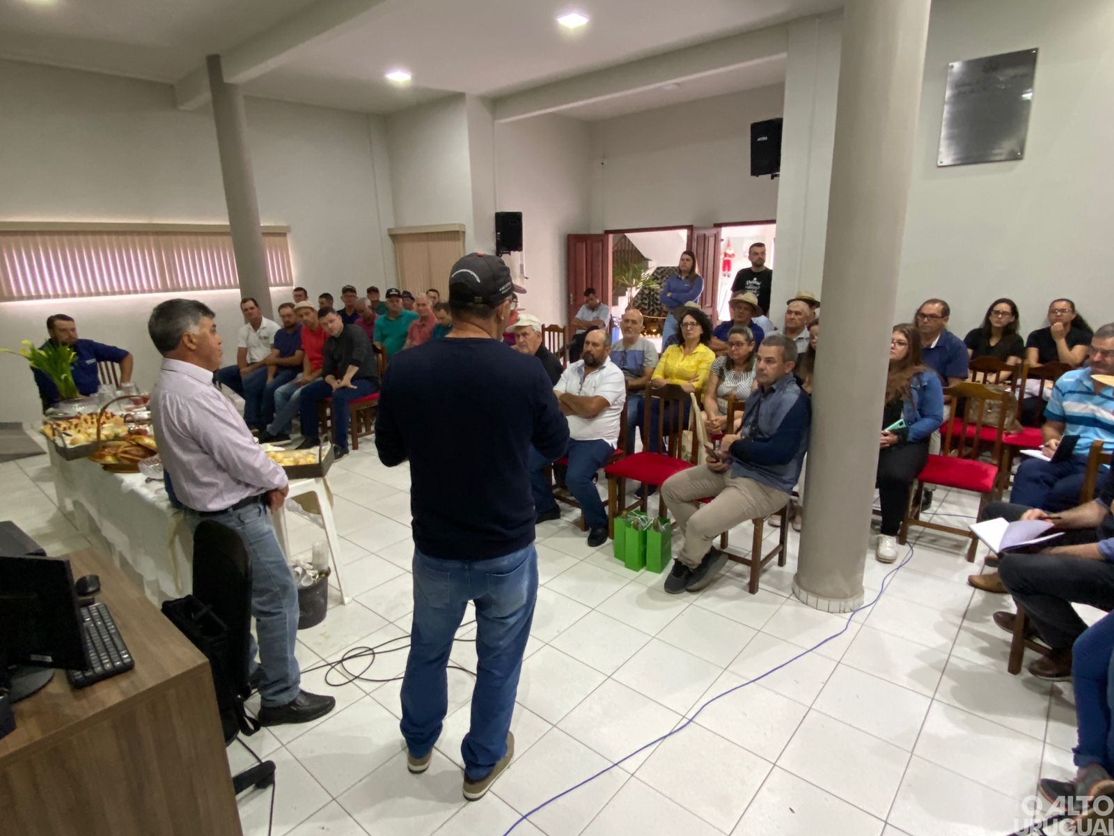 Representantes do STR regional conhecem produção de morangos mineira