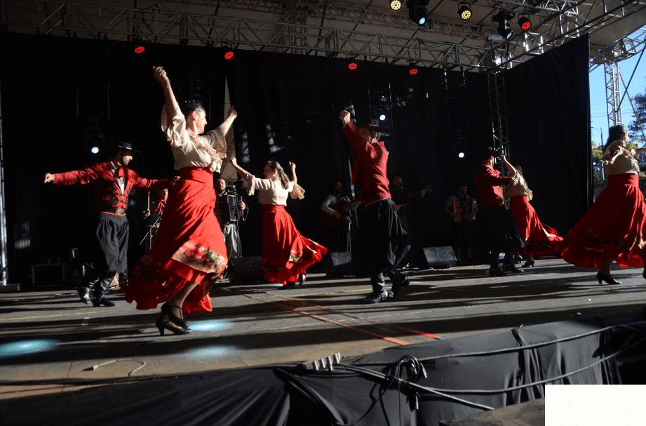 Grupo Os Gaudérios anima Expofred Cultural