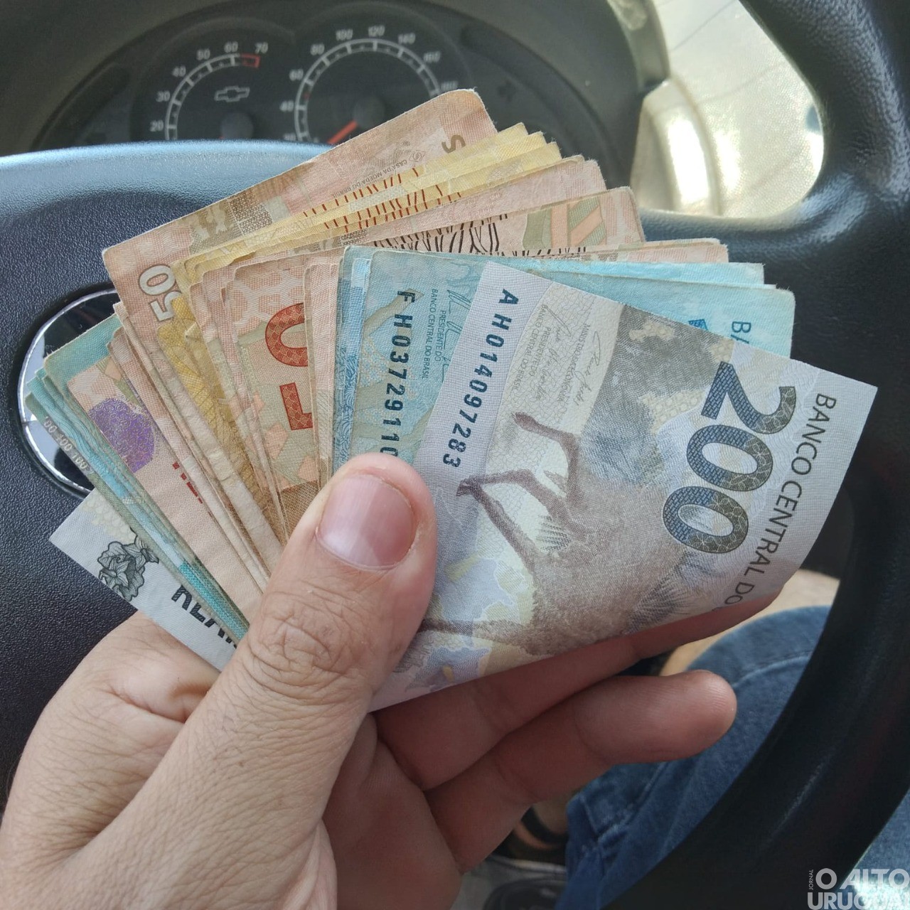 Vendedor de Pinhal acha R$ 1,4 mil em calçada e devolve para dona