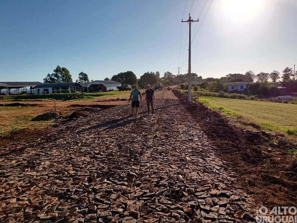Pinheirinho do Vale: obra de calçamento tem continuidade na linha Planalto
