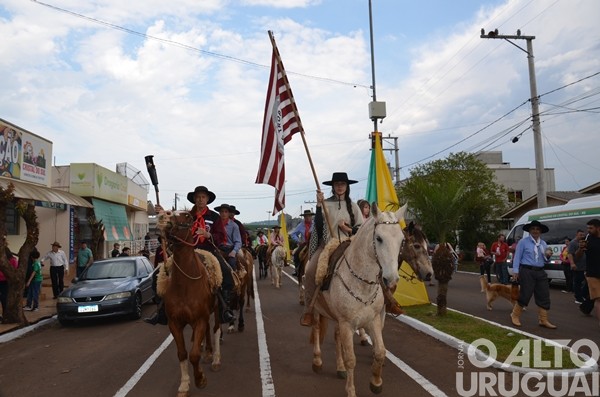 Desfile cívico marca o encerramento da Semana Farroupilha em Cristal do Sul
