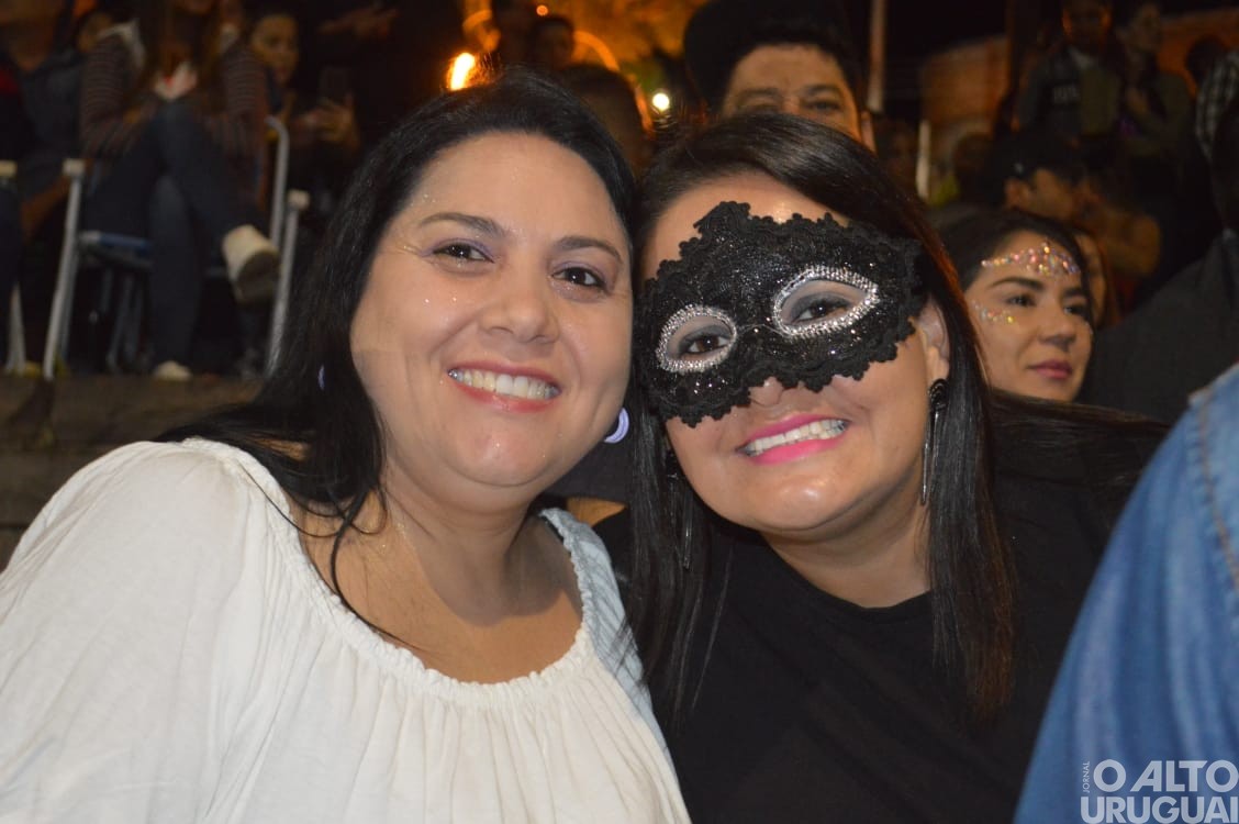 Desfile de rua do Carnaval Regional de Iraí reúne grande público