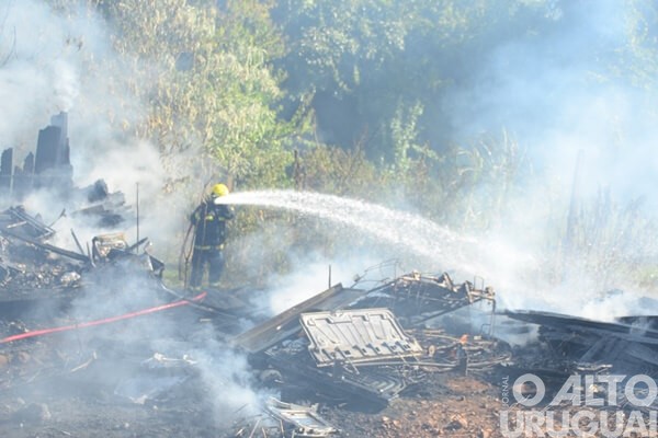 Incêndio destrói depósito no bairro São José, em FW