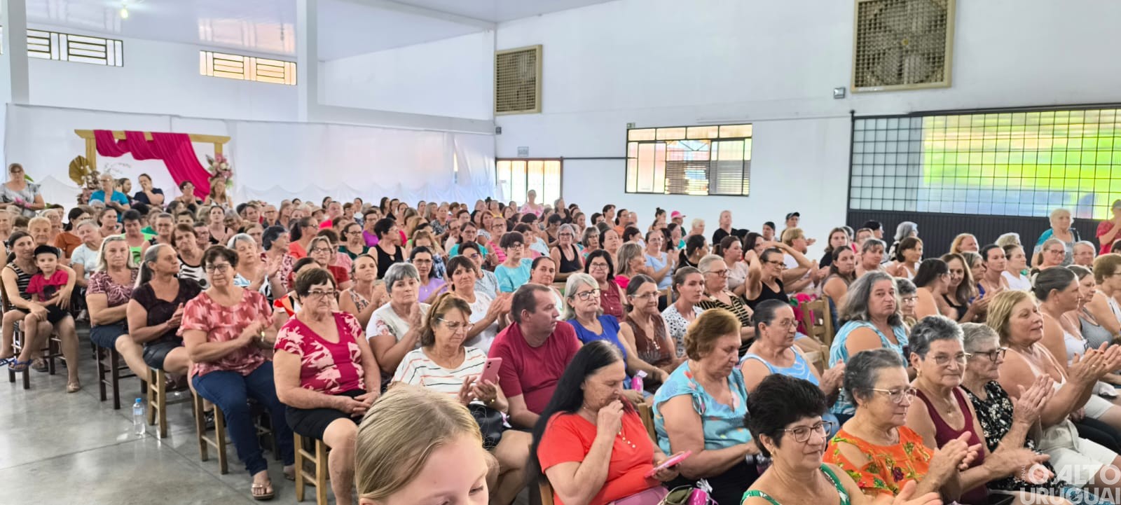 Mulheres lotam salão paroquial de Planalto