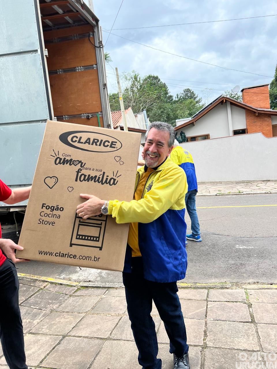 Lions entrega mais de mil fogões para atingidos pelas enchentes