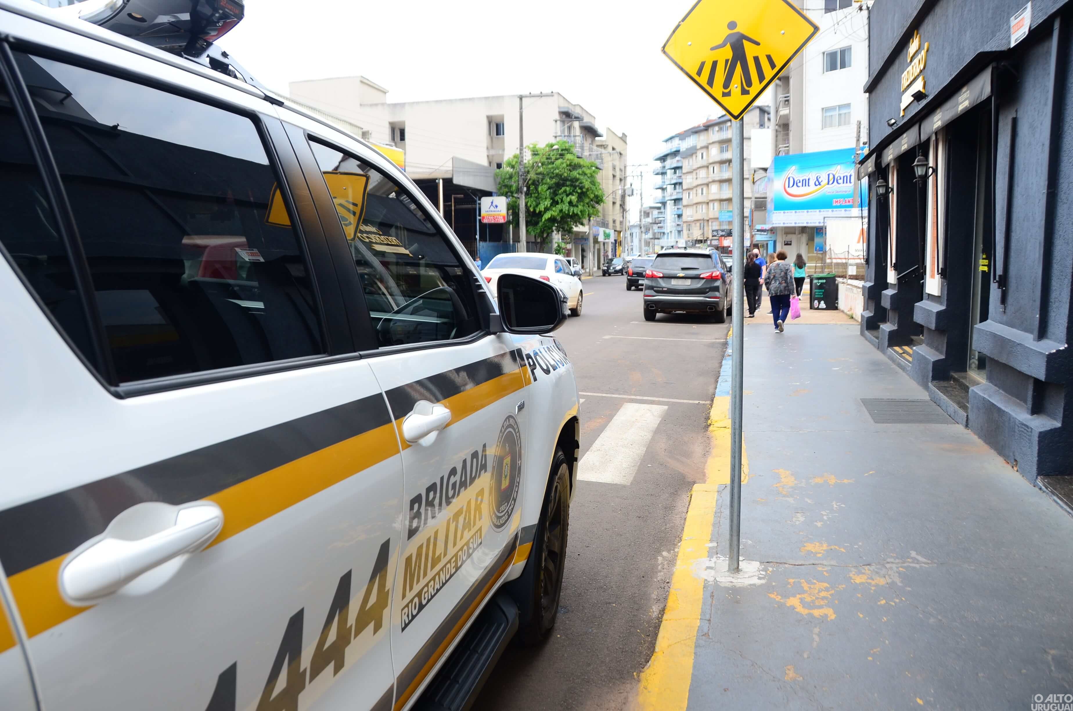 Colisão entre carro e motocicleta deixa mulher ferida em FW