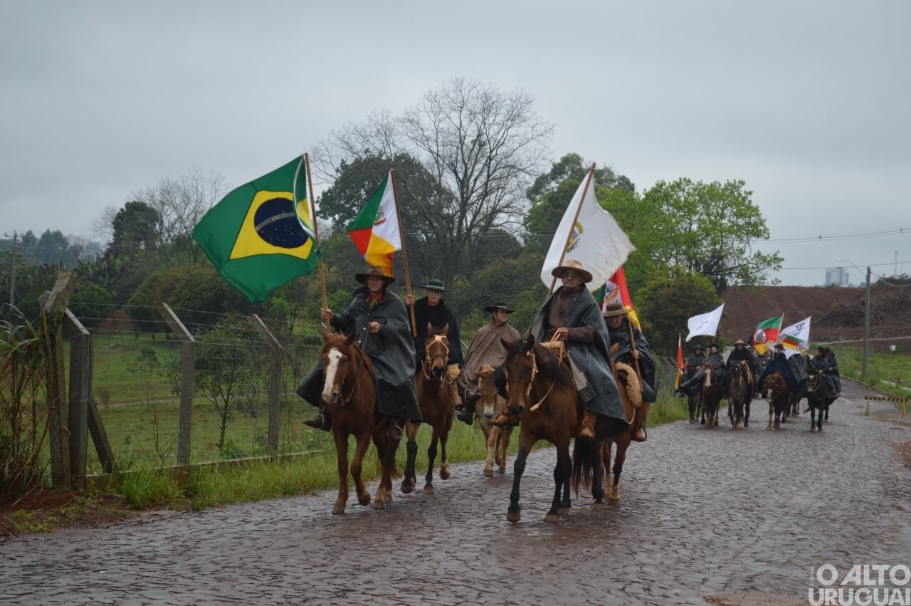 Iraí a Erval Seco: cavalarianos do 30º Bate-Casco passam por FW