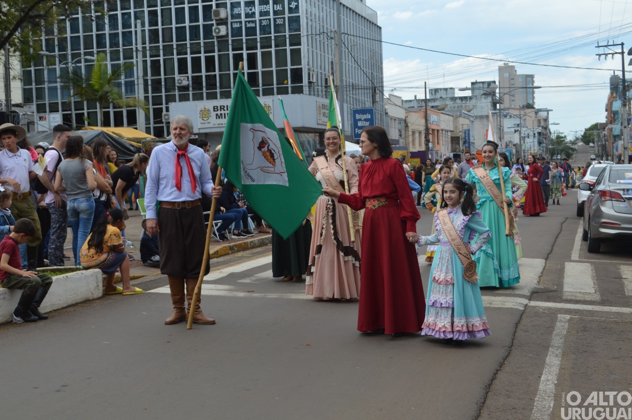 Desfile Farroupilha encerra festejos de FW