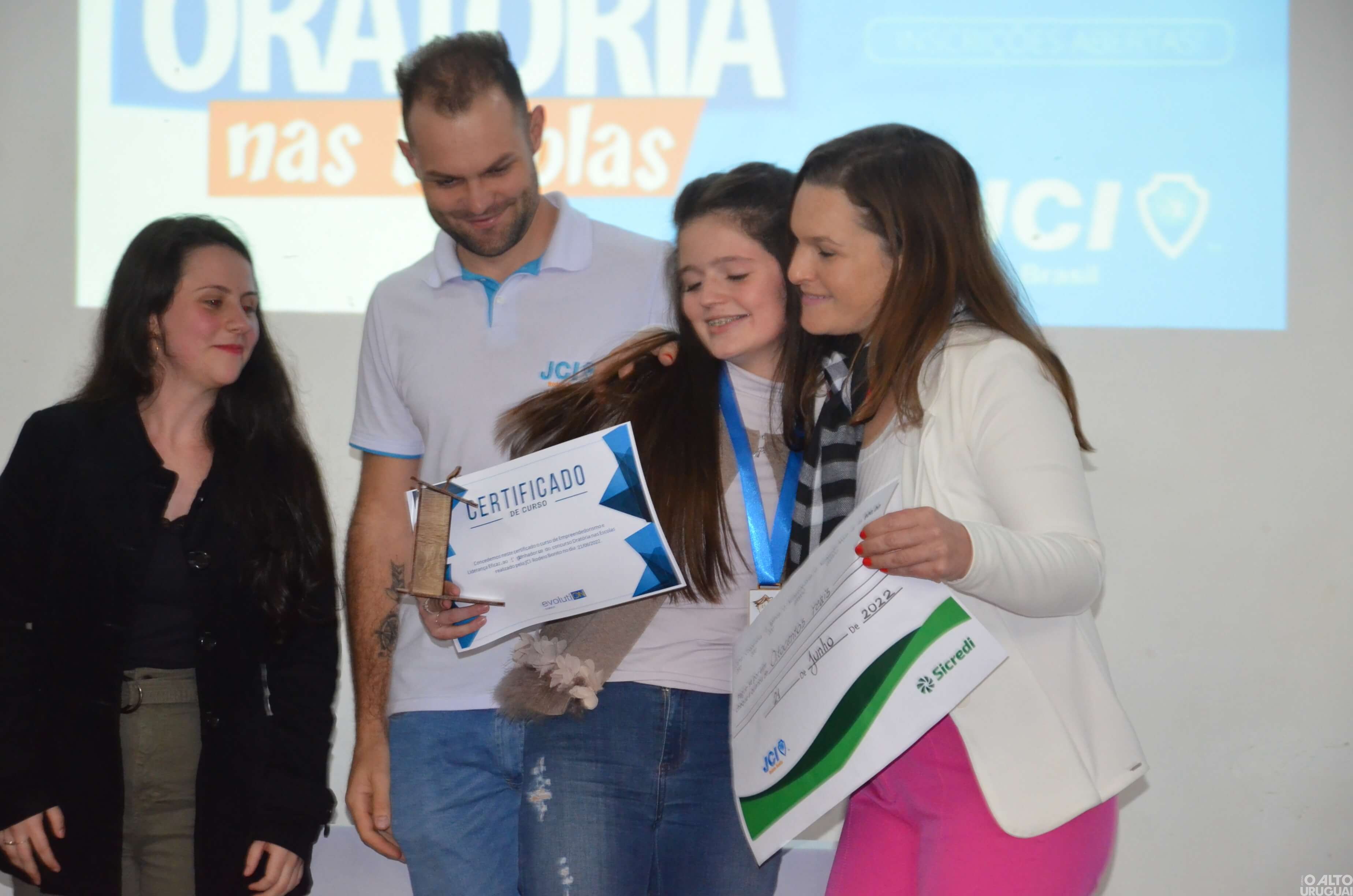 Três estudantes são premiadas na final municipal do Oratória nas Escolas em Rodeio Bonito