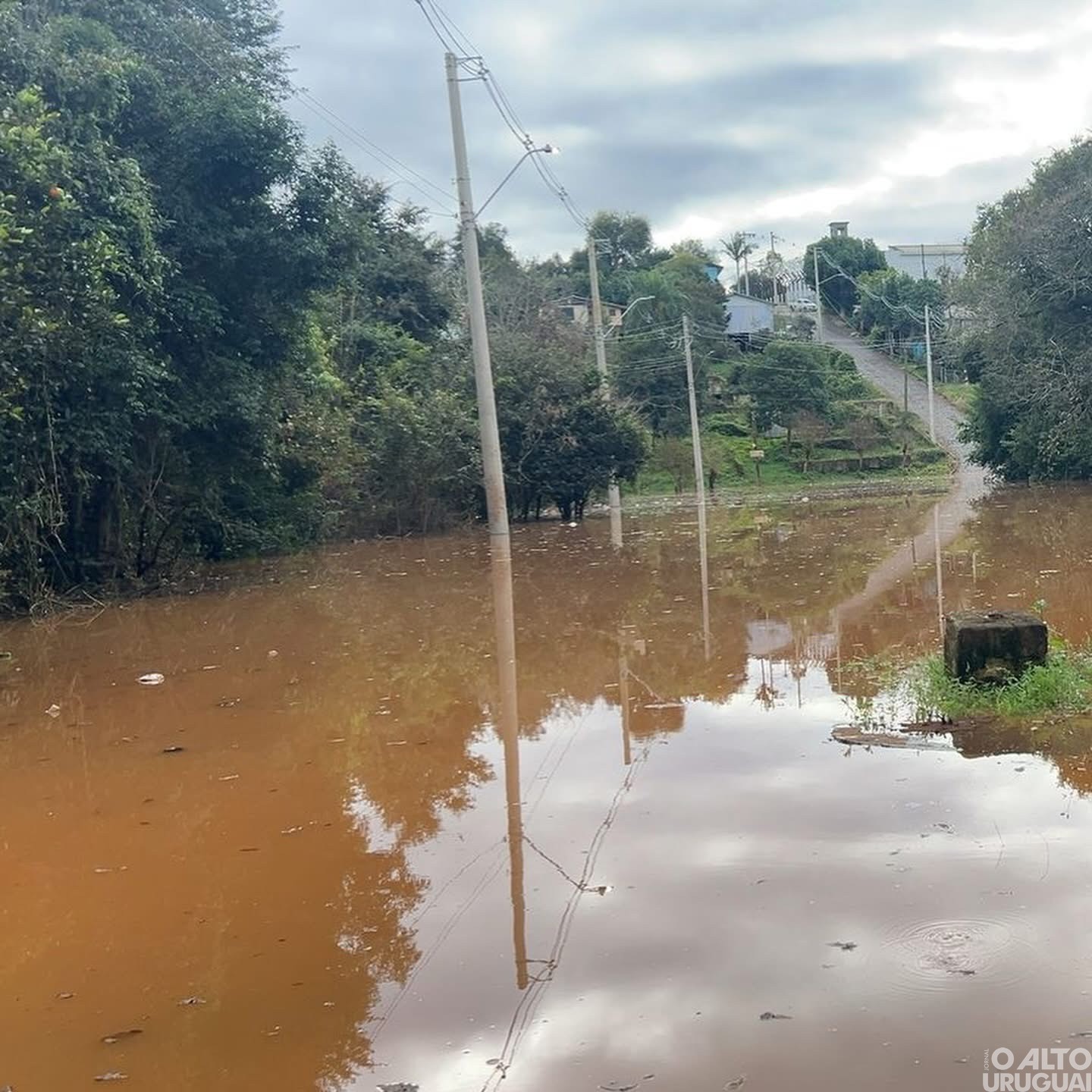 Cheia do rio Mel avança em Iraí e causa alerta nas áreas mais baixas