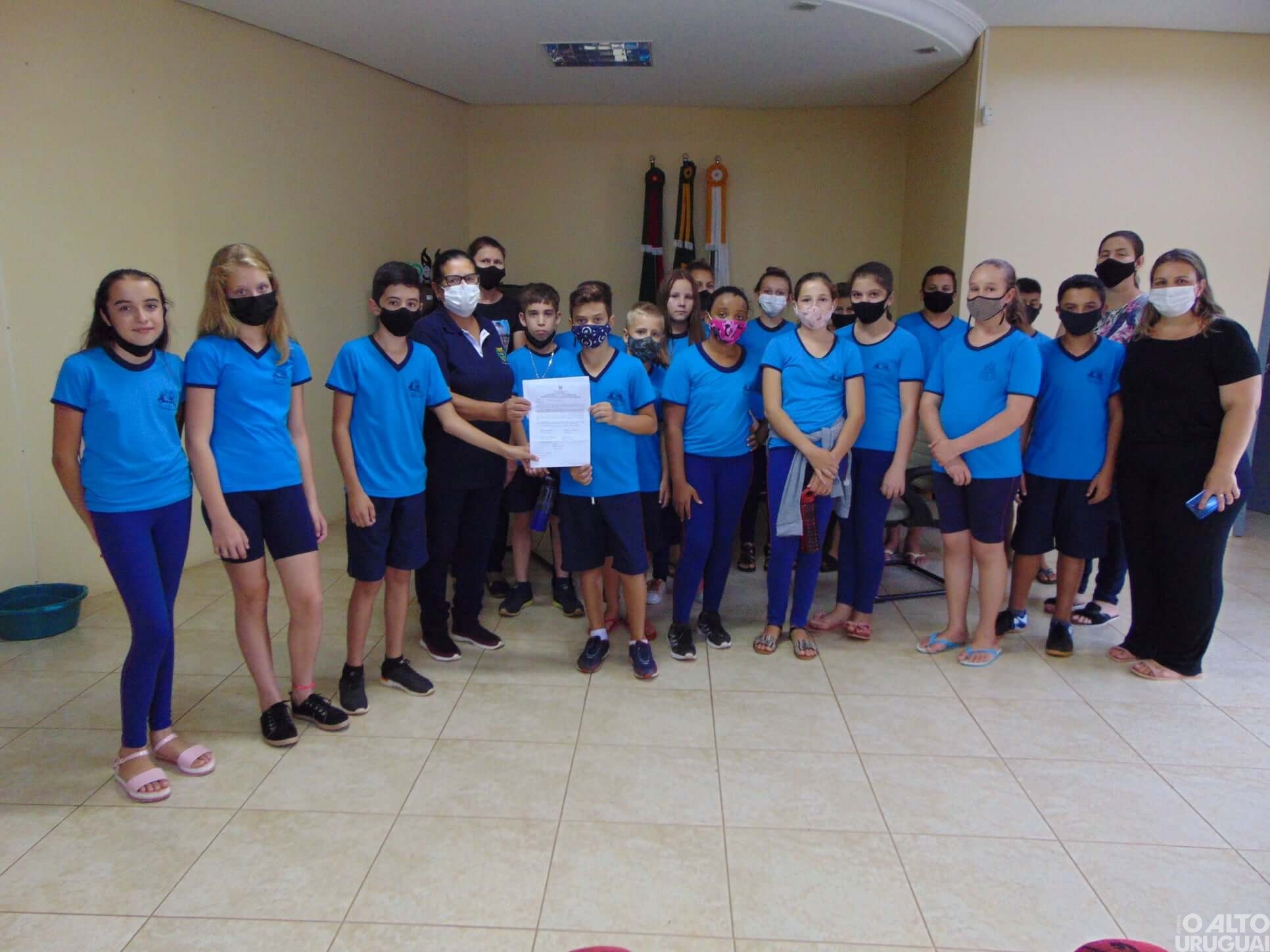 Estudantes entregam ofício ao prefeito de Cristal do Sul