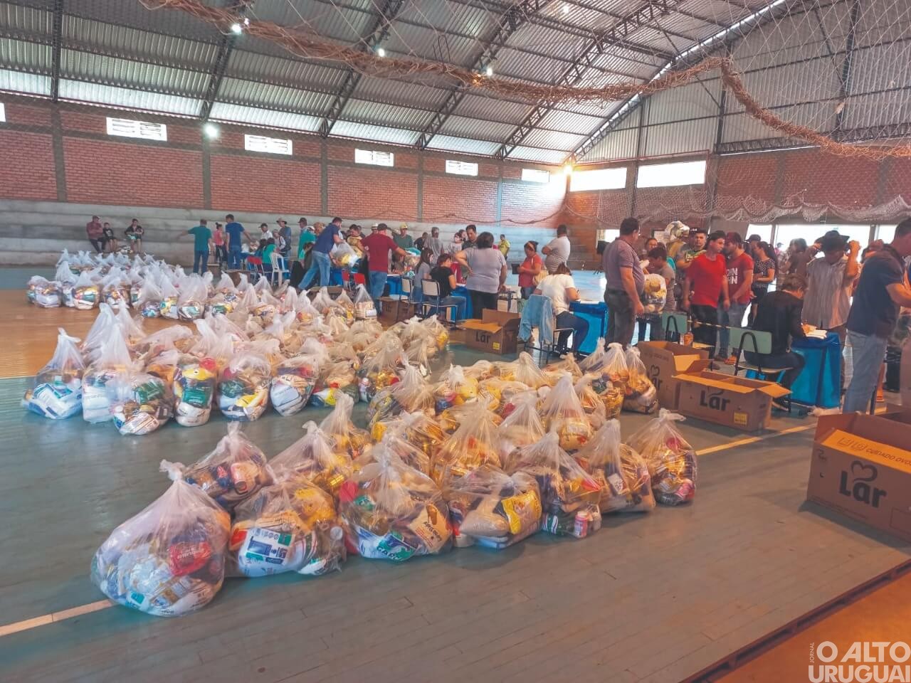 Mais de 400 famílias de Cristal do Sul são beneficiadas com cestas básicas
