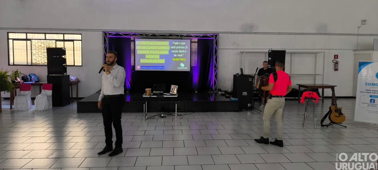 Mulheres lotam salão paroquial de Planalto