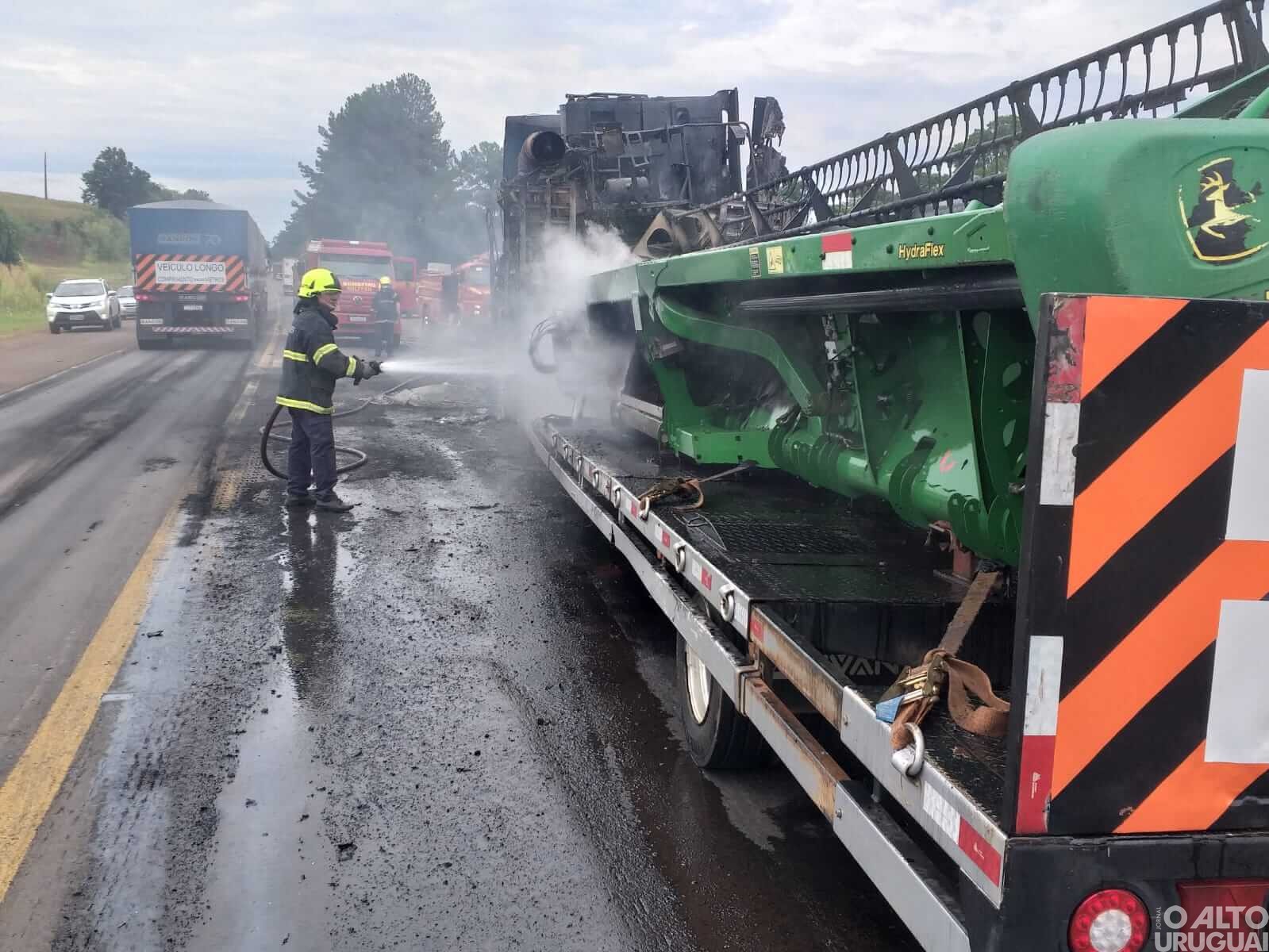 Caminhão incendeia na BR-386 em Seberi