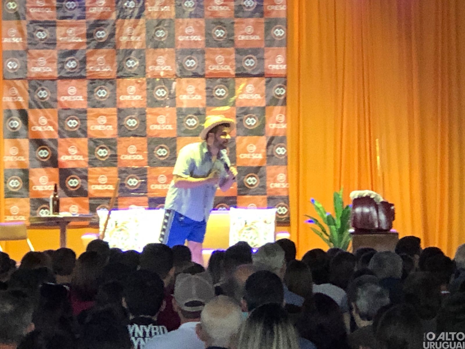 Humorista Badin apresenta-se em FW