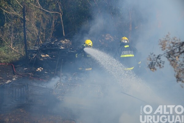 Incêndio destrói depósito no bairro São José, em FW