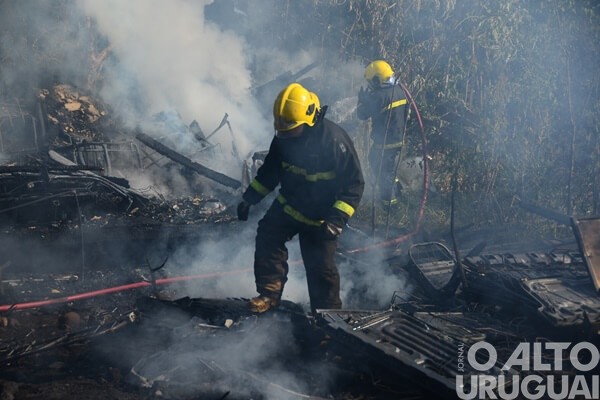 Incêndio destrói depósito no bairro São José, em FW