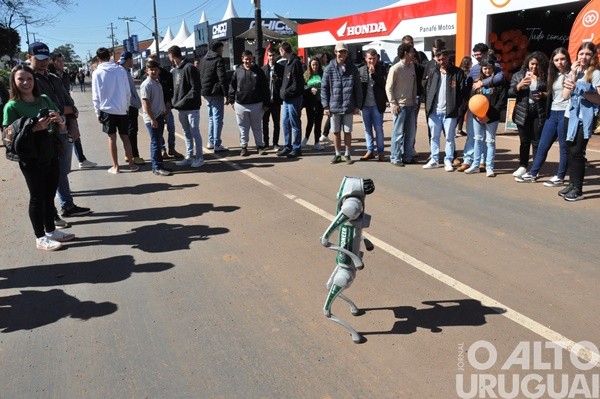 Chamarisco encanta visitantes e simboliza a chegada da robótica ao campo