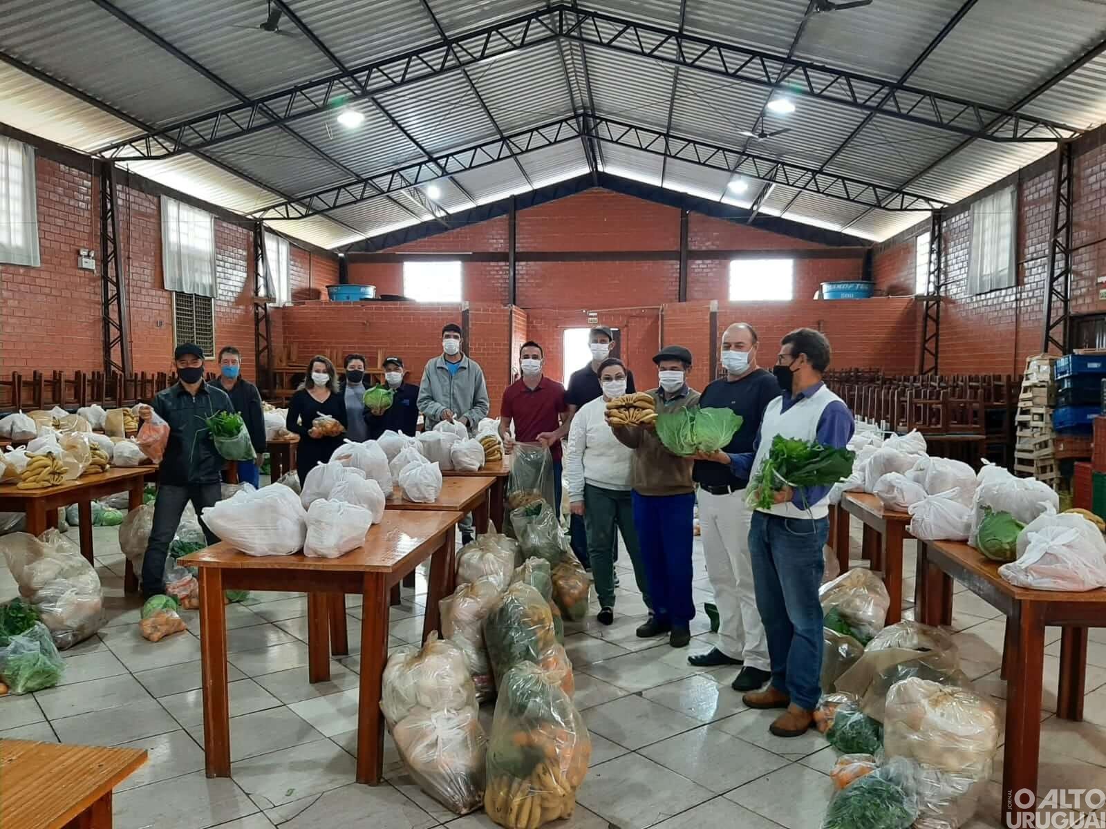 Pinheirinho do Vale: famílias recebem cestas básicas do PAA