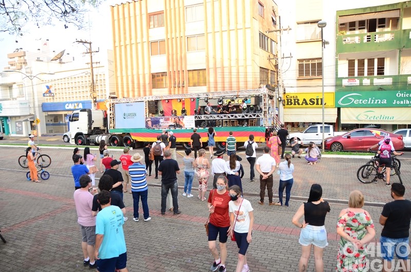 Renato Borghetti e Daniel Torres apresentam show farroupilha em FW