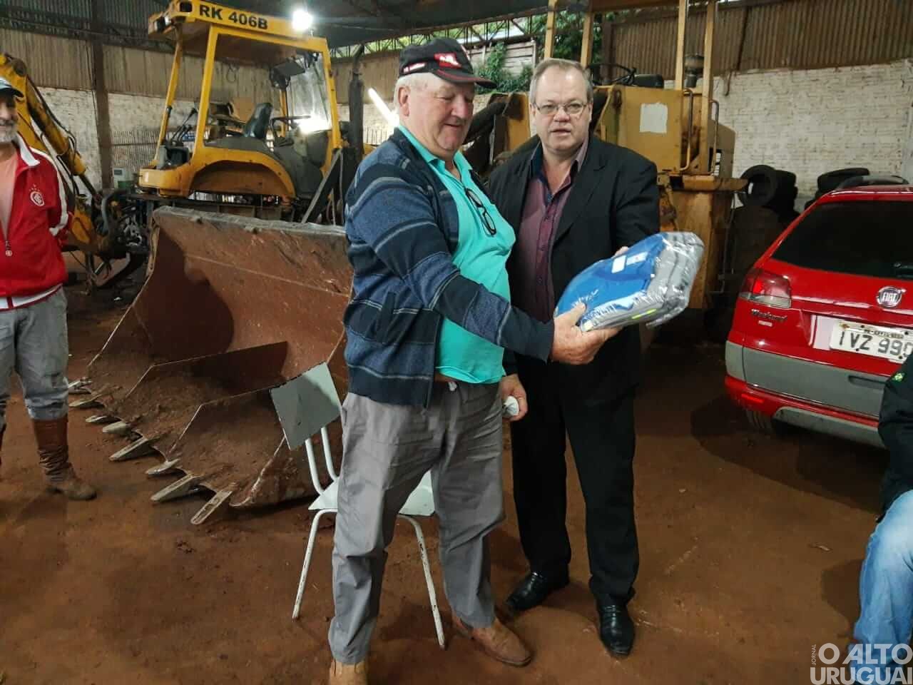 Prefeitura de Erval Seco entrega uniformes a servidores