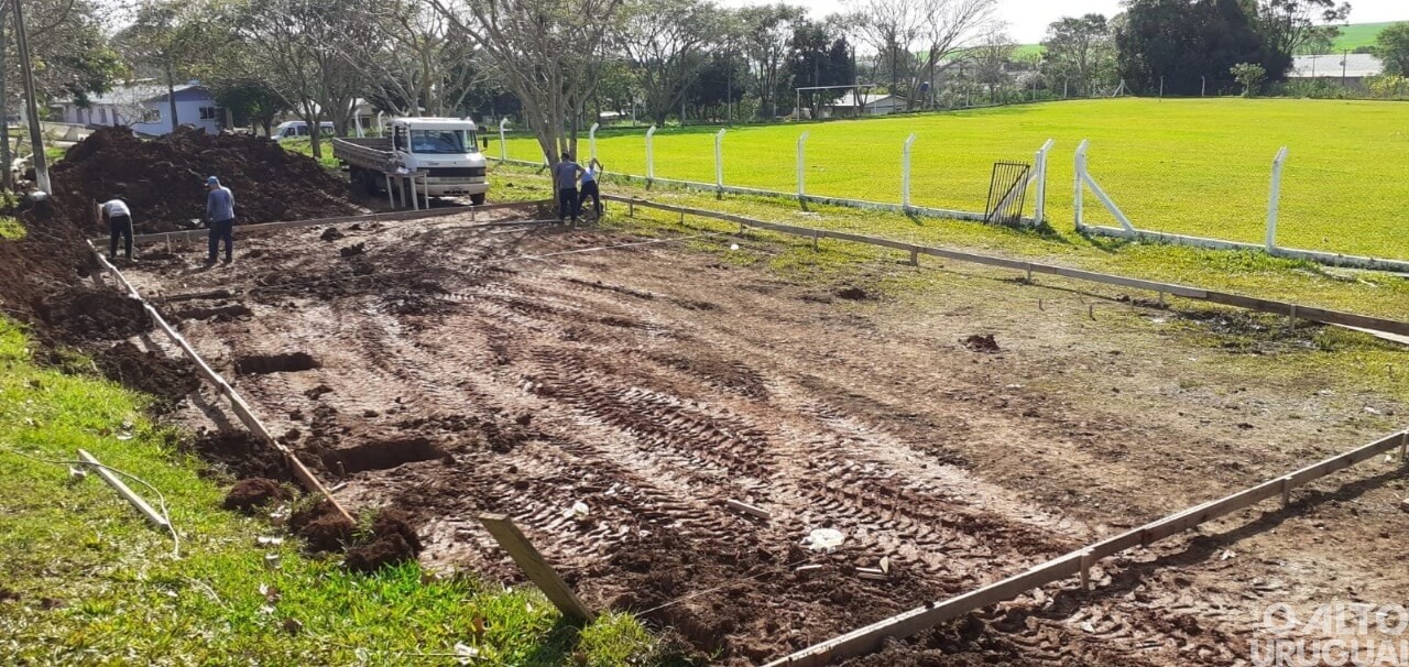 Iniciam trabalhos de recuperação de espaço esportivo em Cristal do Sul