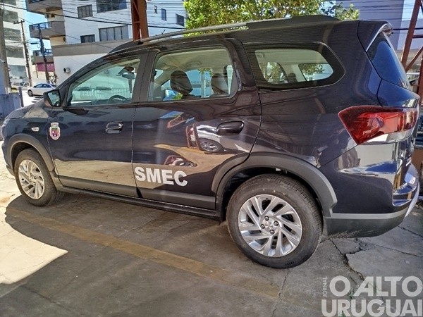 Secretaria de Educação de FW recebe novo veículo