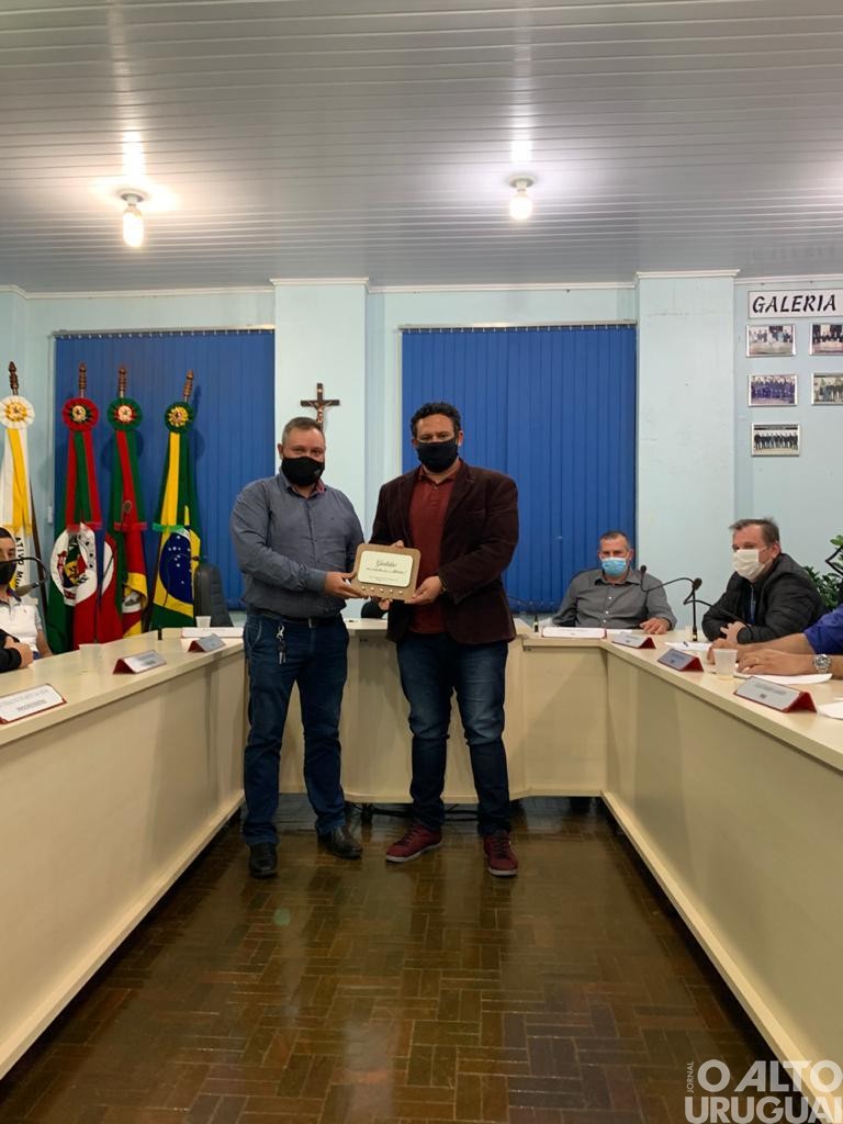 Legislativo de Taquaruçu do Sul entrega moção de aplauso aos profissionais de saúde