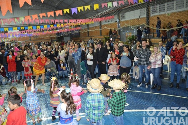 Festa Junina da Escola Irmã Odila Lehnen reúne comunidade em noite de alegria e tradição