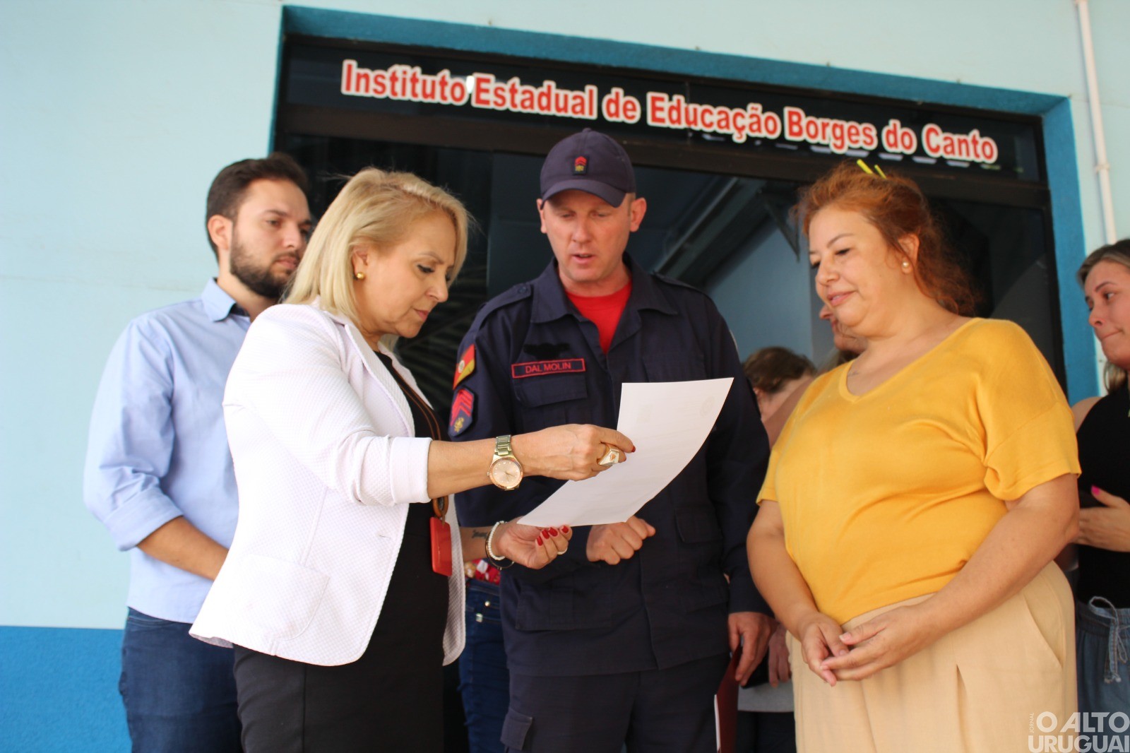 Corpo de Bombeiros entrega alvará de desinterdição da Escola Borges do Canto